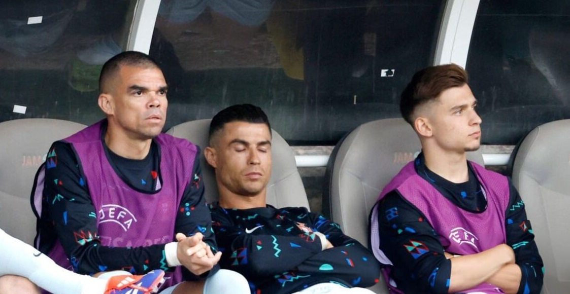 عکس | خواب آرام رونالدو روی نیمکت پرتغال