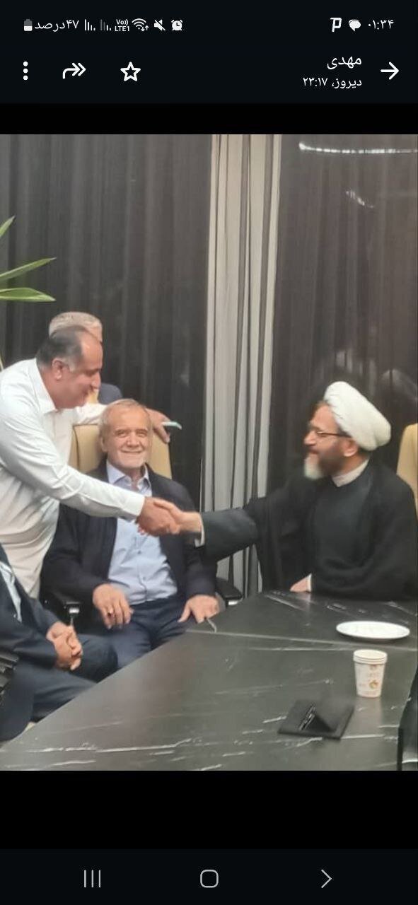عکس| تصویر خندان از مسعود پزشکیان در ستاد انتخاباتی