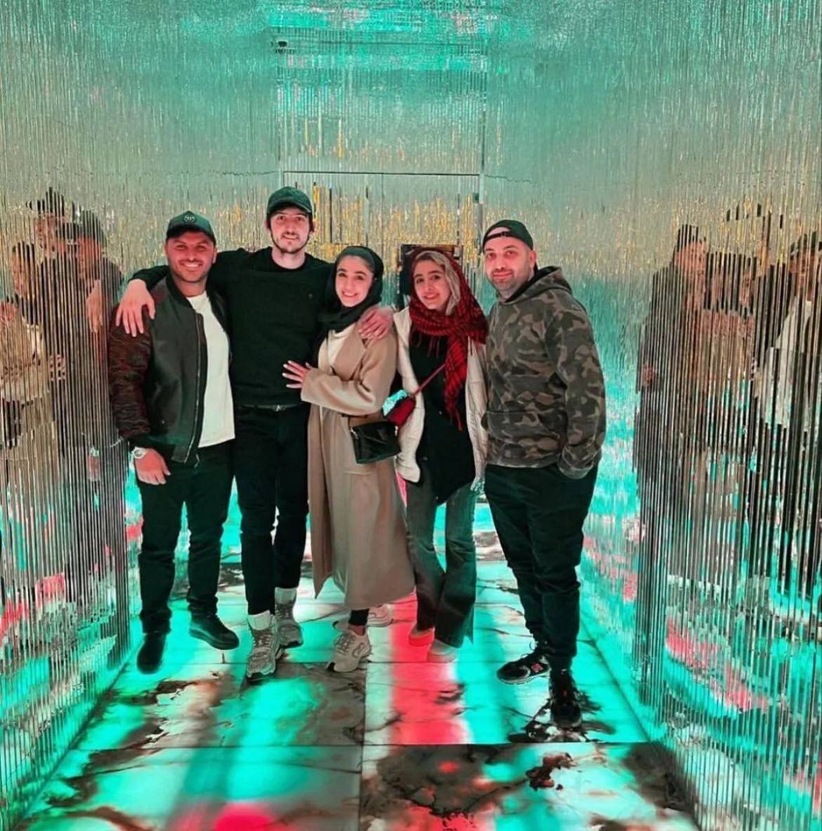 (عکس) دورهمی سردار آزمون و همسرش با آرمین زارعی