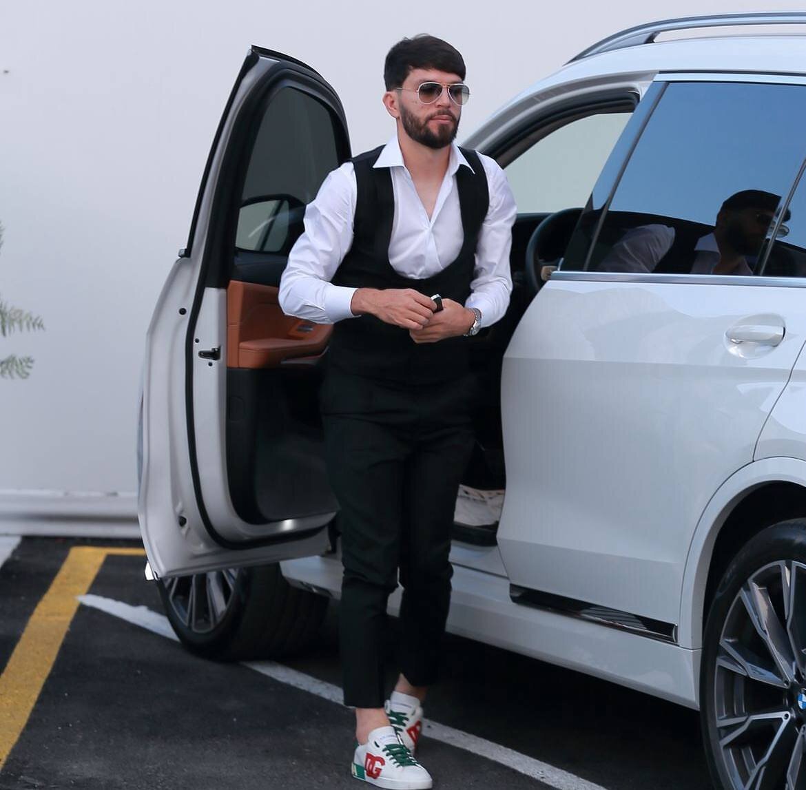 عکس | استایل متفاوت ستاره استقلال مقابل خودروی لاکچری‌اش