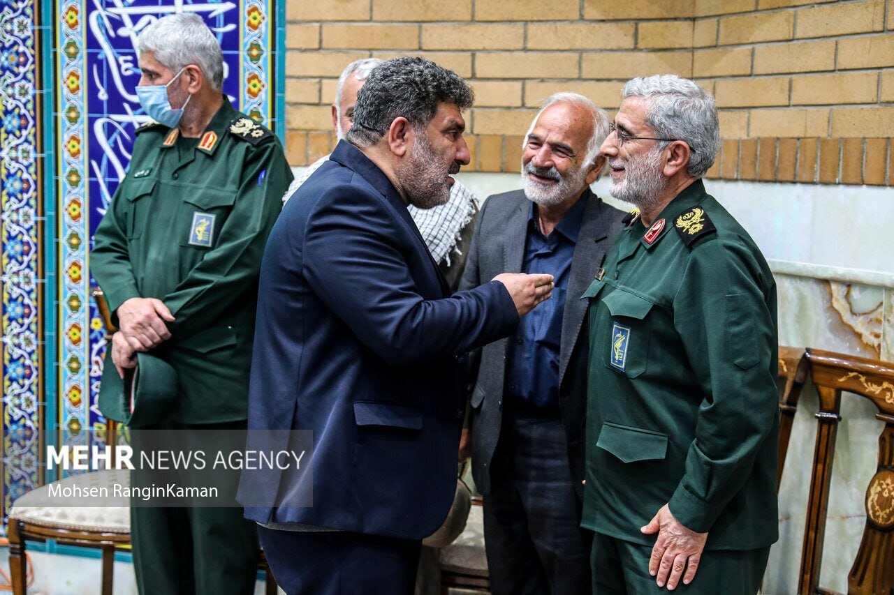 عکس | تصویری متفاوت از گفتگوی فرمانده سپاه قدس با سعید حدادیان