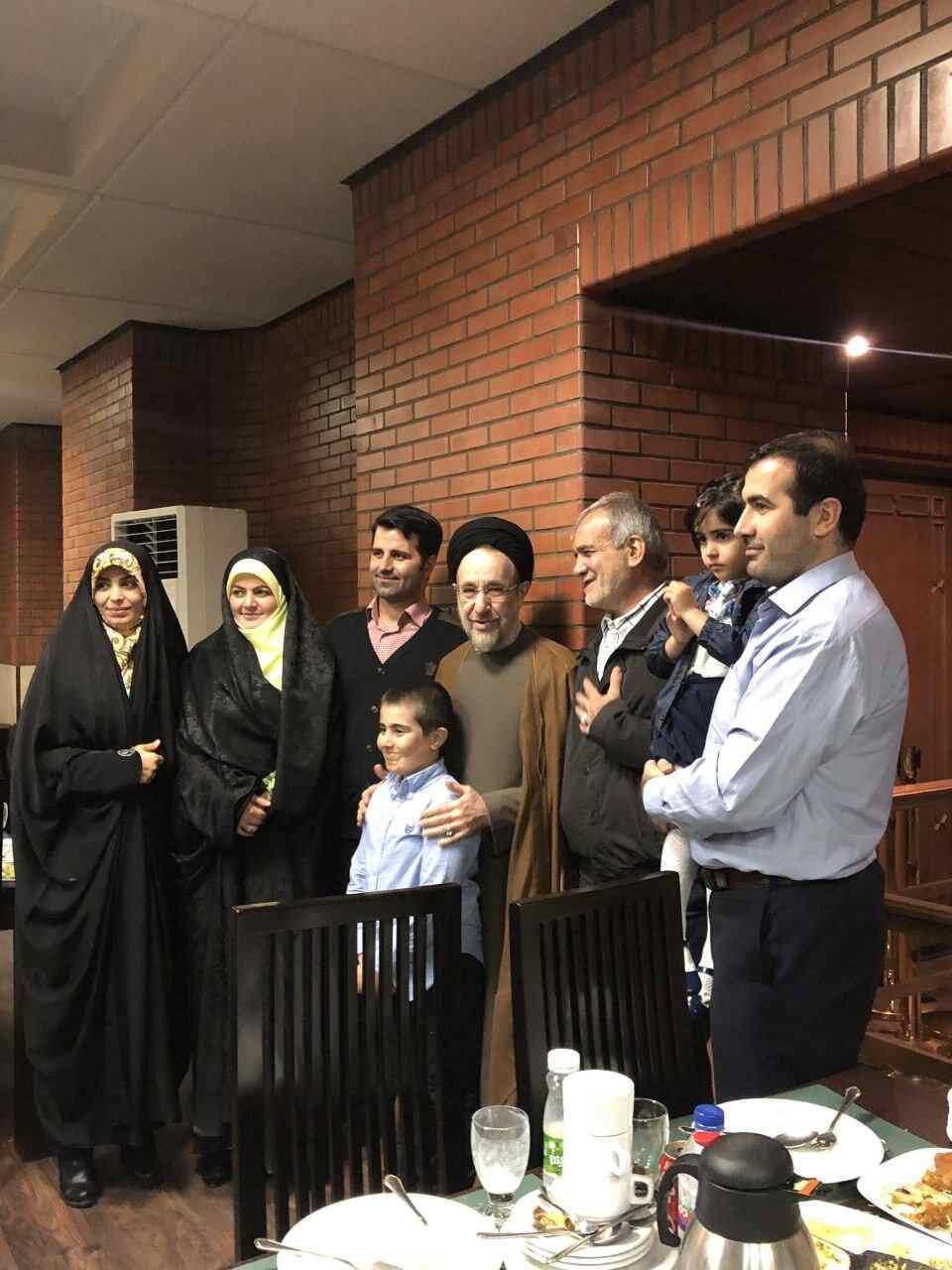 عکس | تصویری دیدنی از دختر، پسران و نوه‌های مسعود پزشکیان در کنار خاتمی