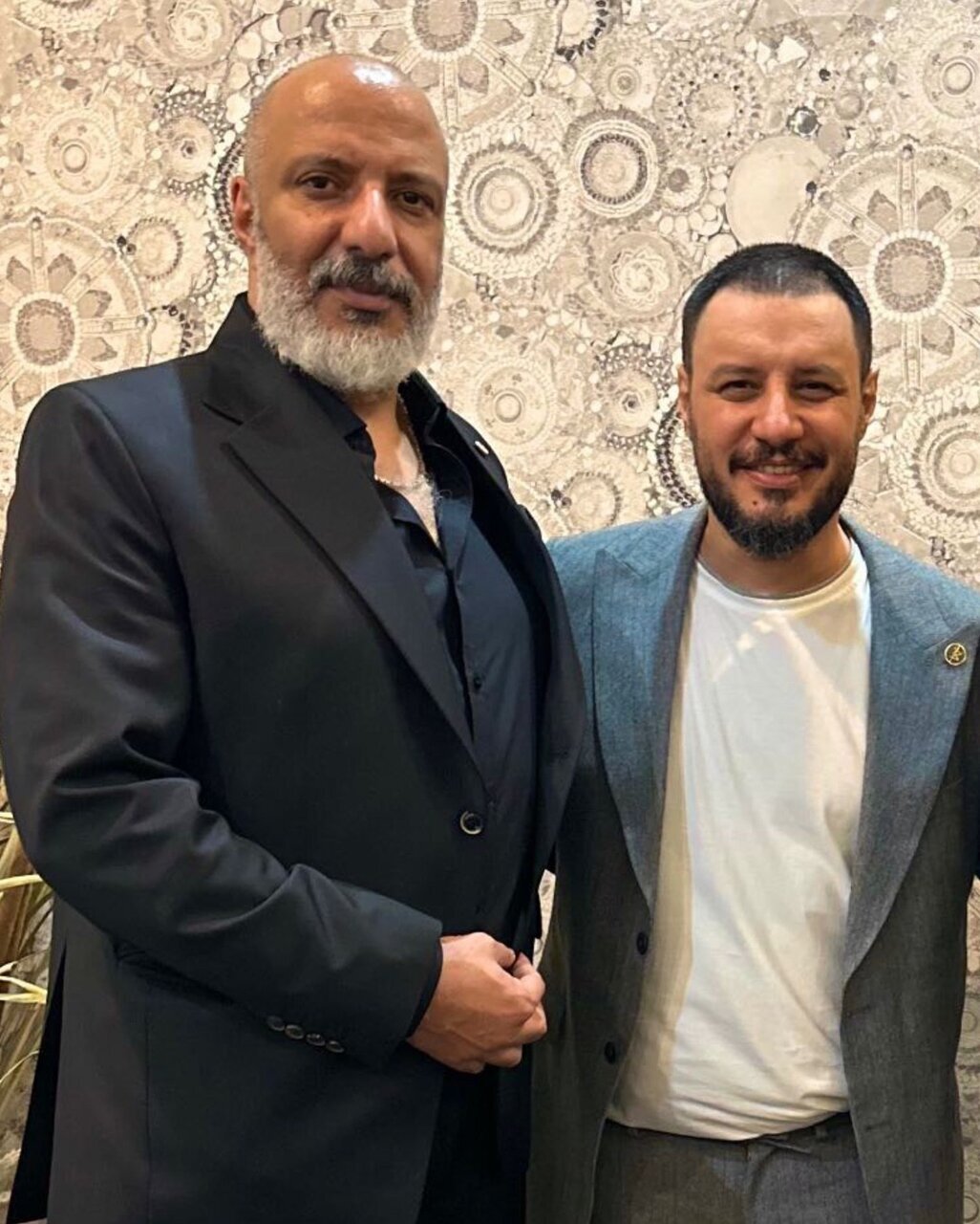 (عکس) چهره متفاوت محسن تنابنده و جواد عزتی در عروسی دختر سعید آقاخانی