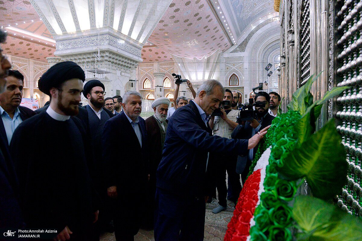 (تصاویر) تصاویر متفاوت از پزشکیان در حرم امام خمینی (تصاویر) تصاویر متفاوت از پزشکیان در حرم امام خمینی