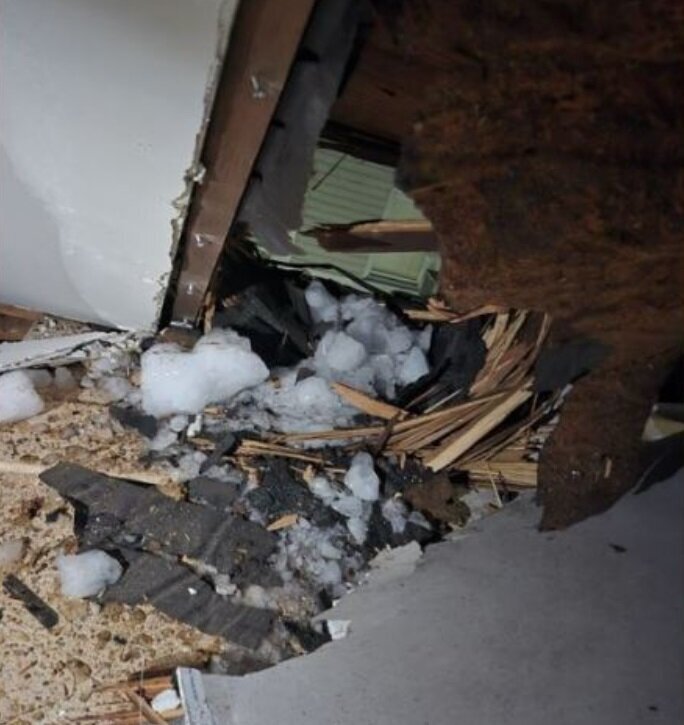 عکس| سقوط یک بزرگ یخ از آسمان به روی سقف خانه!