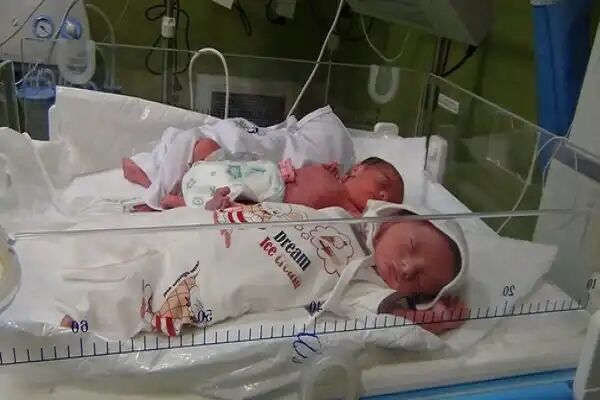 ماجرای تکان‌دهنده زنده شدن نوزاد دوقلو در سردخانه بیمارستان امام سجاد یاسوج | دوقلوها کفن شده بودند!