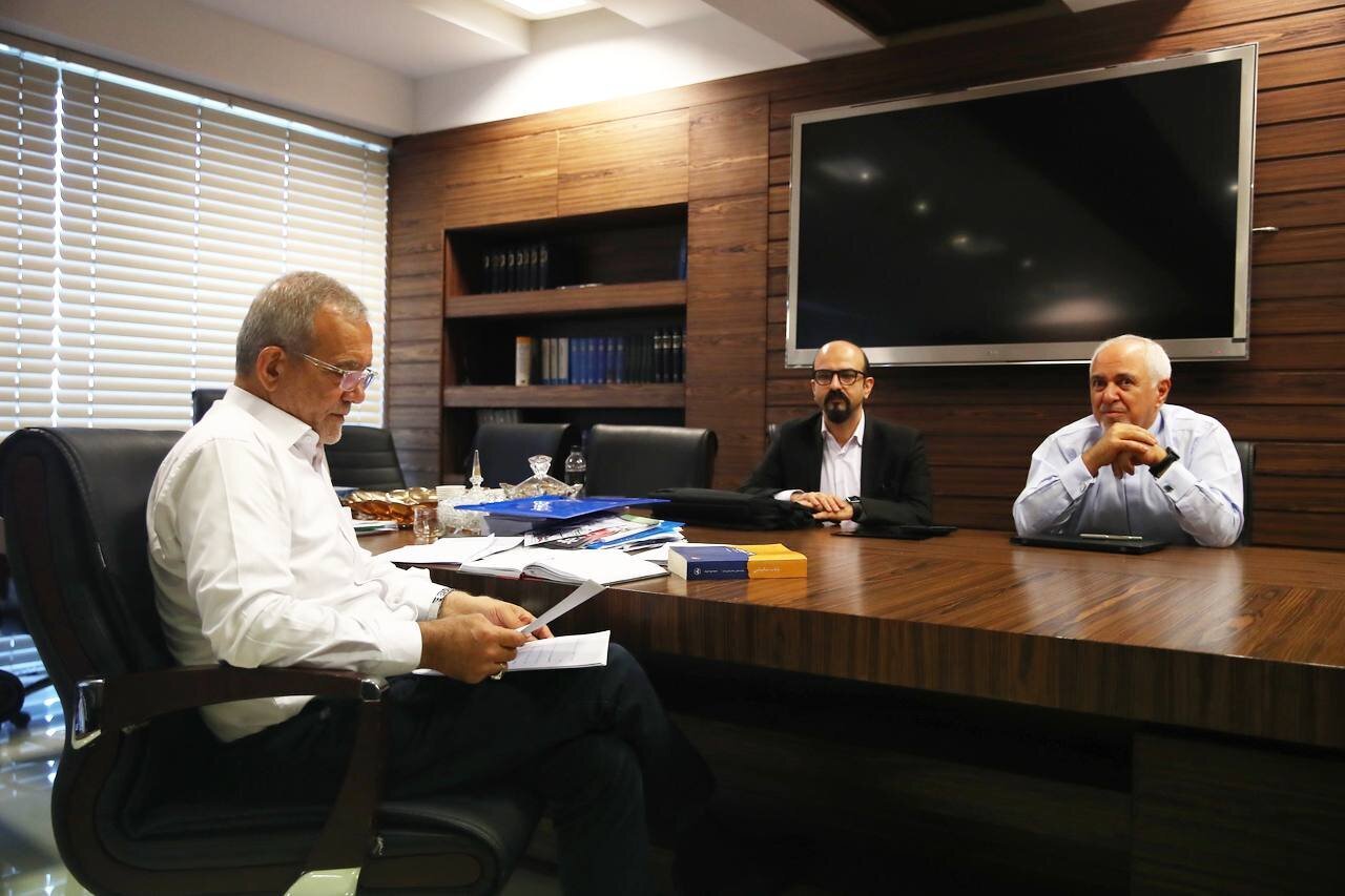 (تصاویر) عکسهای ظریف وزشکیان پیش از میزگرد (تصاویر) عکسهای ظریف وزشکیان پیش از میزگرد