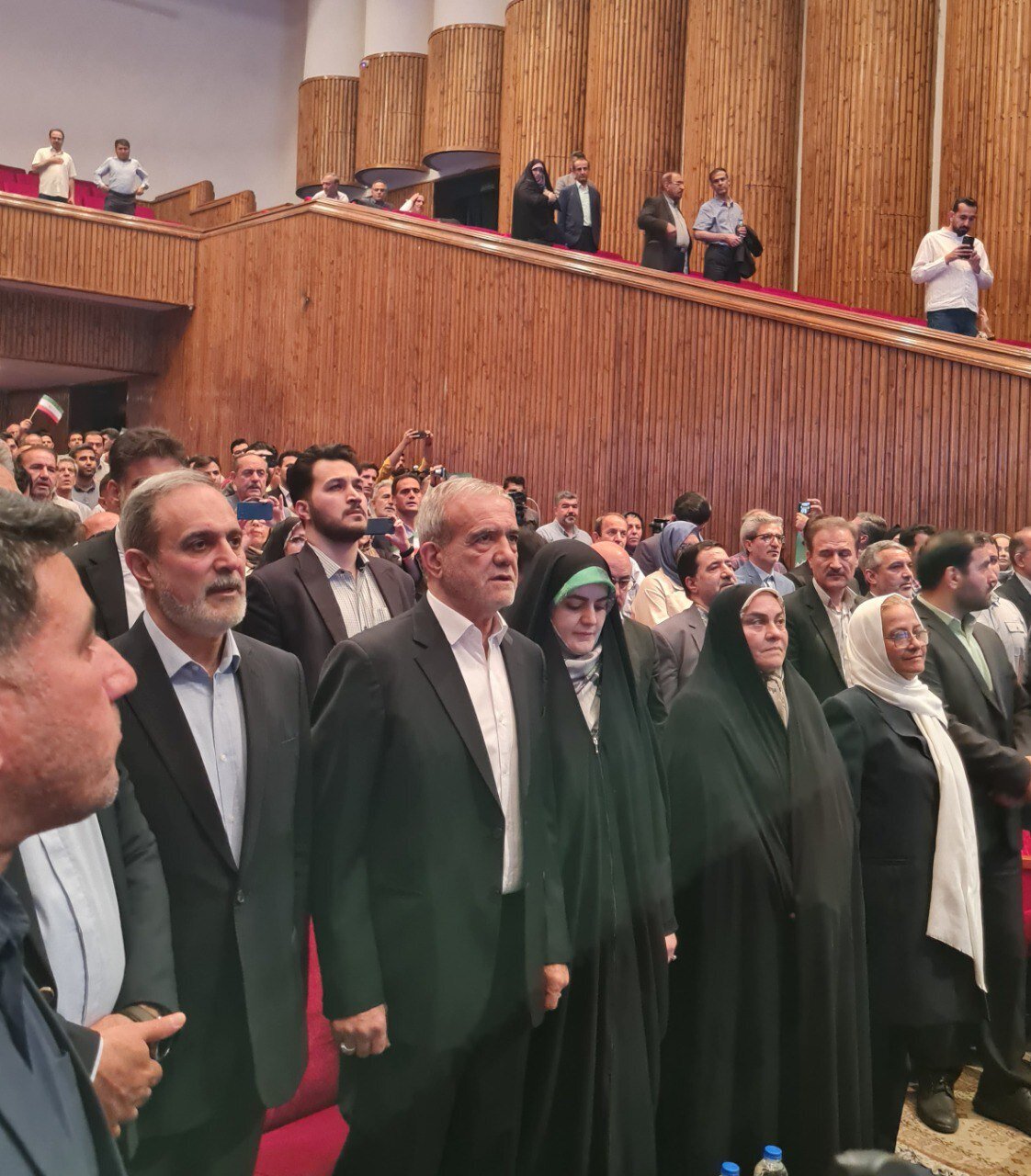 (عکس) همراهی دختر پزشکیان با او در یک همایش بزرگ