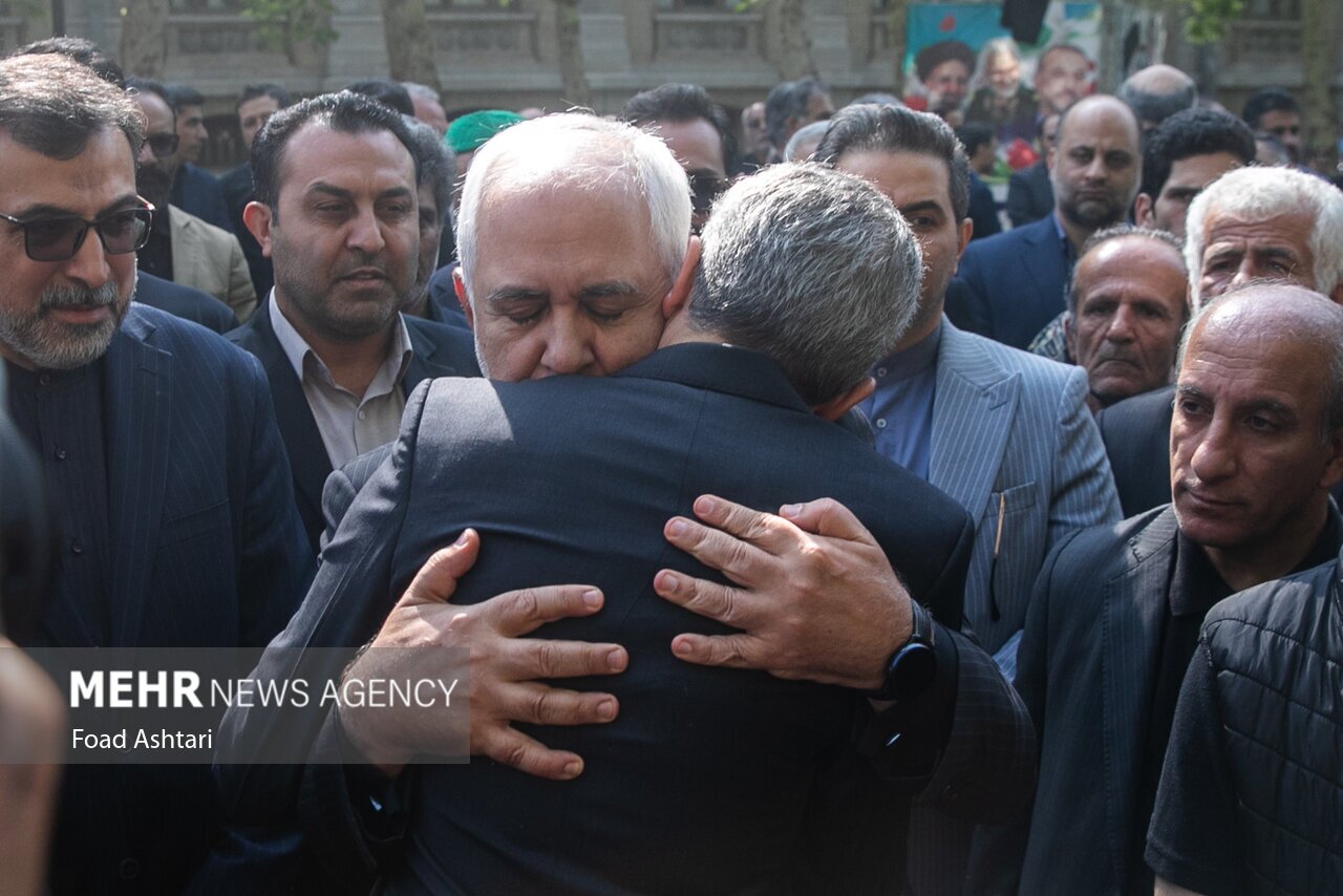 عکس | گریه ظریف در کنار تابوت امیرعبداللهیان