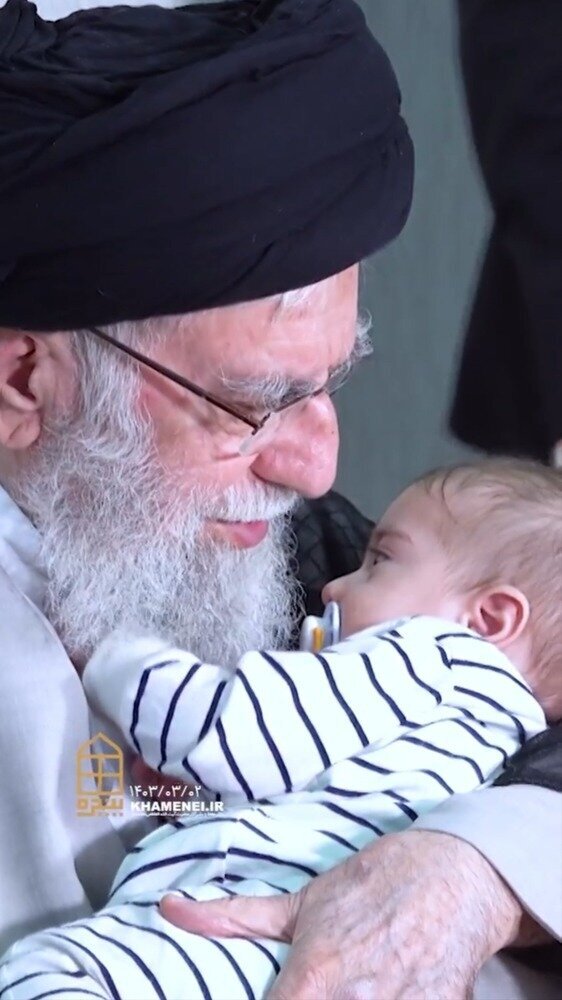عکسی از کوچکترین نوه رئیسی در آغوش رهبر انقلاب عکسی از کوچکترین نوه رئیسی در آغوش رهبر انقلاب