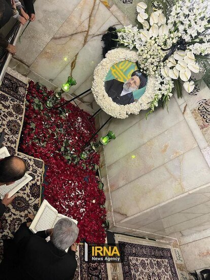 عکسی جدید از مزار شهید ابراهیم رئیسی در حرم رضوی