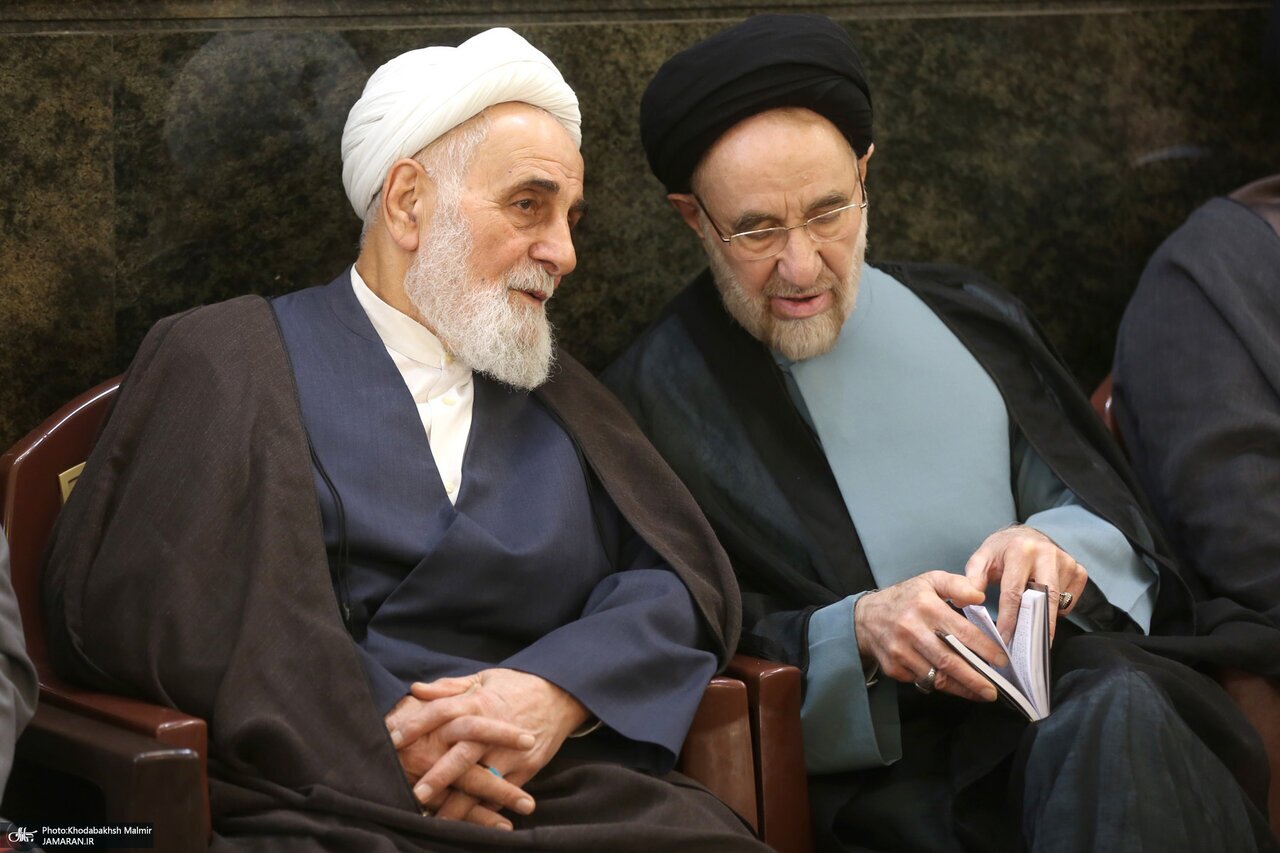 عکسی از گپ و گفت سیدمحمد خاتمی و ناطق نوری در یک مراسمعکسی از گپ و گفت سیدمحمد خاتمی و ناطق نوری در یک مراسم