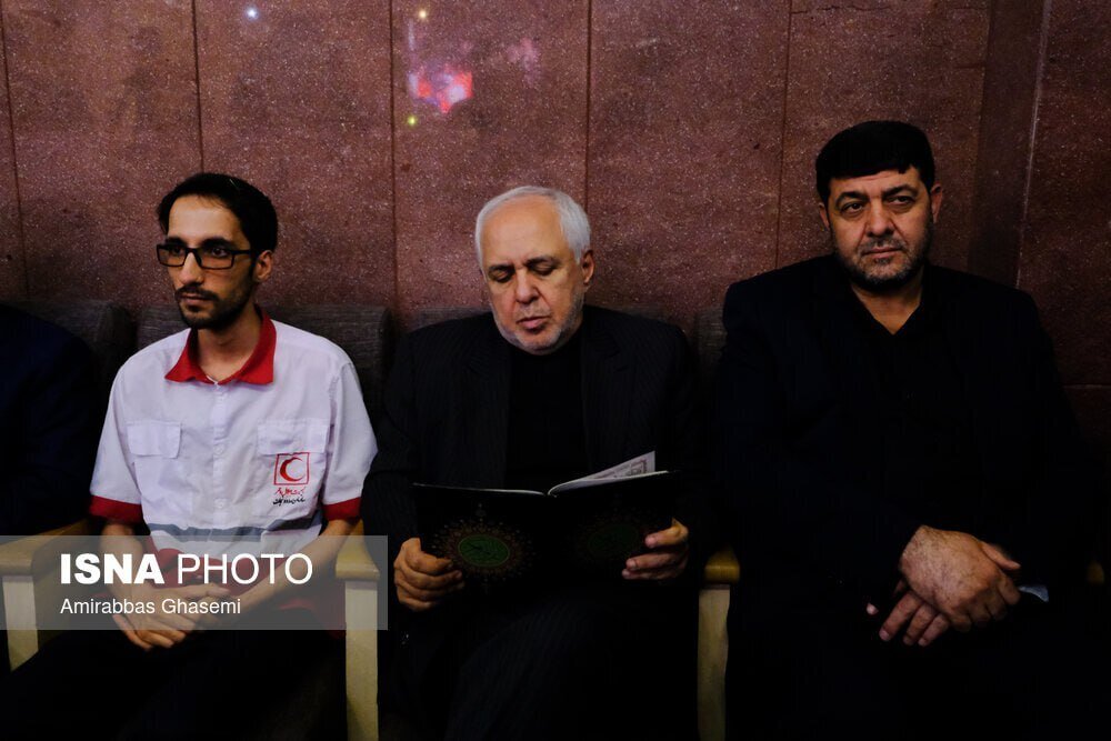 عکس | قابی پربیننده از قرآن خواندن محمدجواد ظریف در مراسم ترحیم امیرعبداللهیان