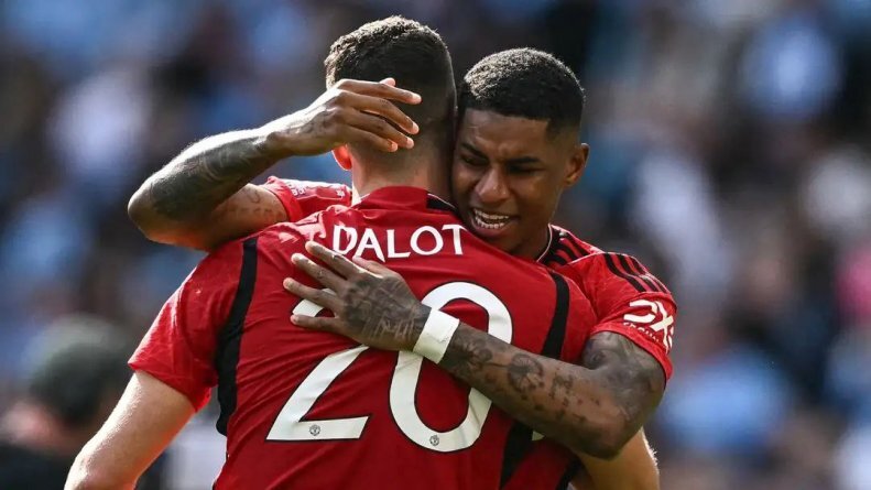 اشکهای خبرساز ستاره یونایتد بعد از قهرمانی (عکس) اشکهای خبرساز ستاره یونایتد بعد از قهرمانی (عکس)