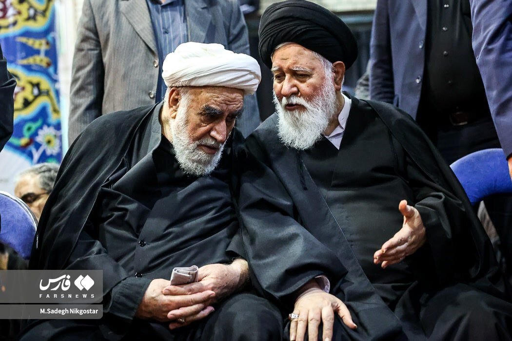 عکس | گفتگوی خصوصی علم الهدی با مسئول دفتر رهبر انقلاب