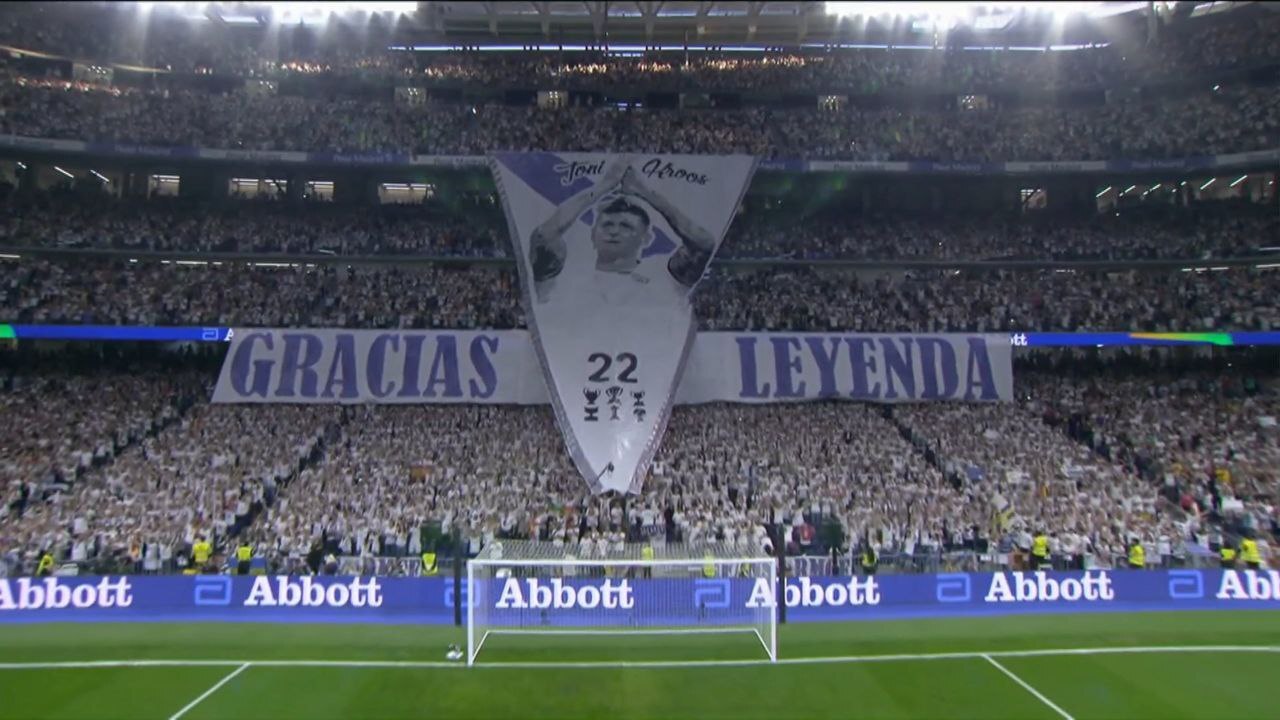 عکس| خداحافظی احساسی برنابئو با تونی کروس عکس| خداحافظی احساسی برنابئو با تونی کروس