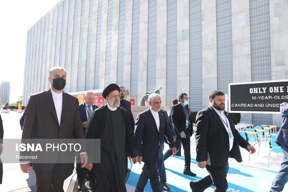 عکس | قابی تلخ از پیاده‌روی رئیسی، امیرعبداللهیان و سردار موسوی در خیابان‌های نیویورک در سال ۱۴۰۱