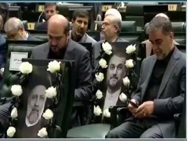 عکسی از صندلی ابراهیم رئیسی و حسین امیرعبداللهیان در مراسم افتتاحیه مجلس