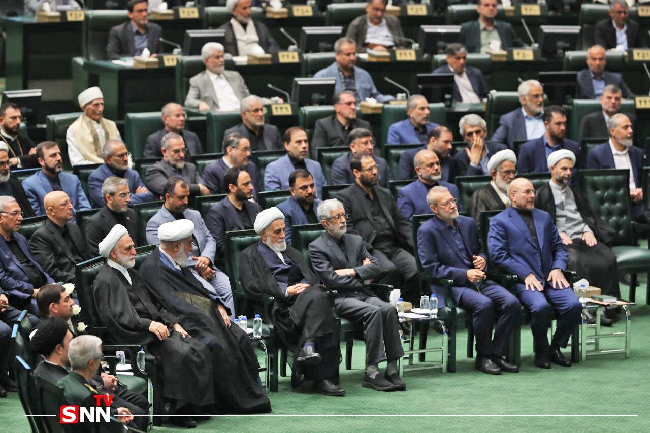 استایل متفاوت نشستن ناطق نوری در کنار حداد عادل