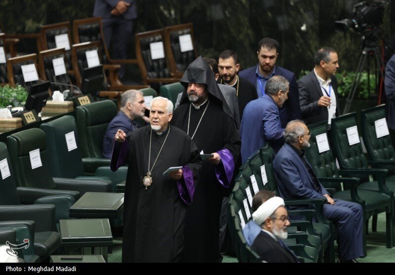 تصاویری از تیپ متفاوت مهمان مراسم افتتاحیه مجلس دوازدهم