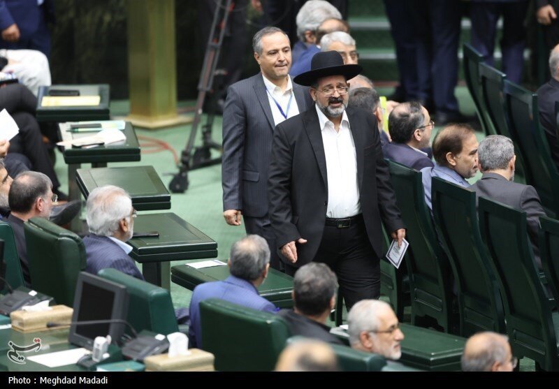 تصاویری از تیپ متفاوت مهمان مراسم افتتاحیه مجلس دوازدهم