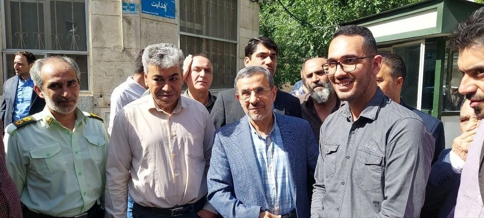 تصاویر| مانور انتخاباتی احمدی‌نژاد و طرفدارانش در میدان ۷۲ نارمک