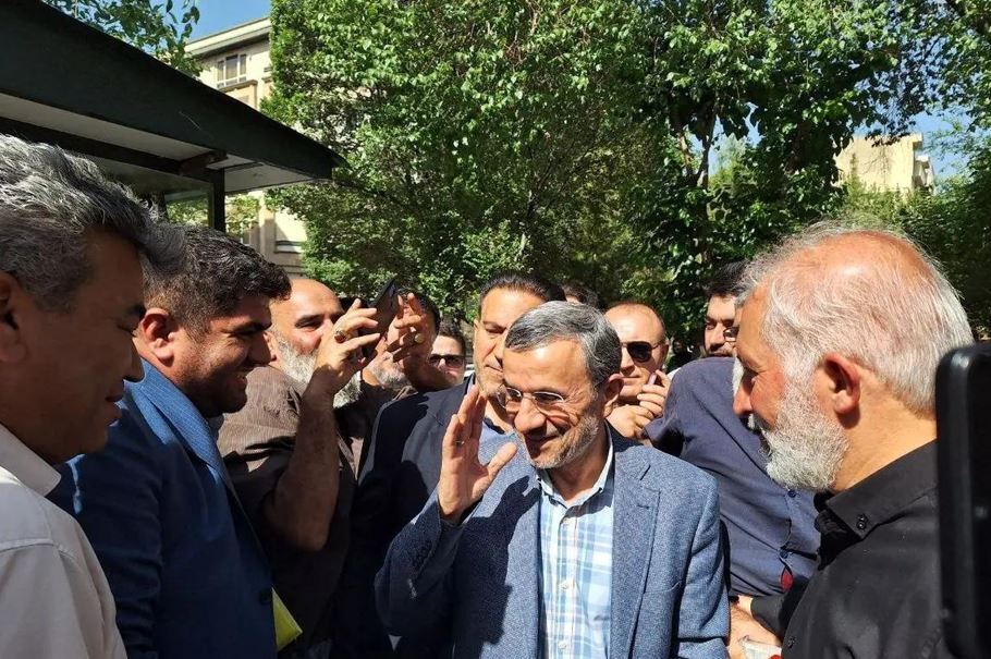 تصاویر| مانور انتخاباتی احمدی‌نژاد و طرفدارانش در میدان ۷۲ نارمک