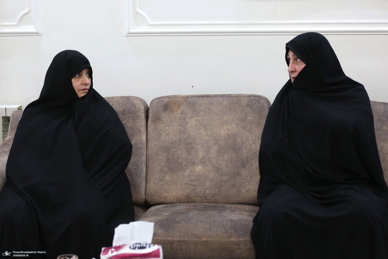 عکس| تصویری جدید از جمیله علم الهدی و دخترانِ عزادارش