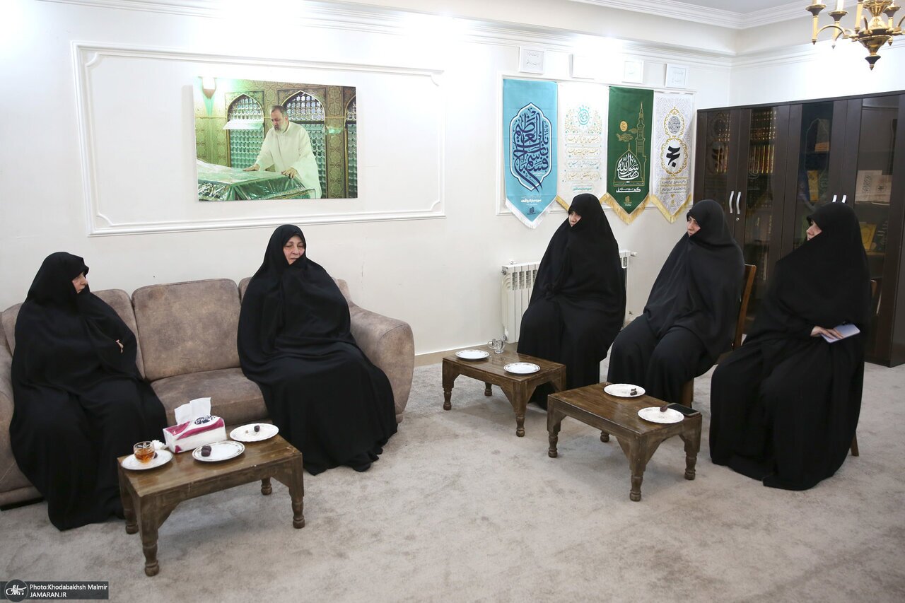 عکس| تصویری جدید از جمیله علم الهدی و دخترانِ عزادارش