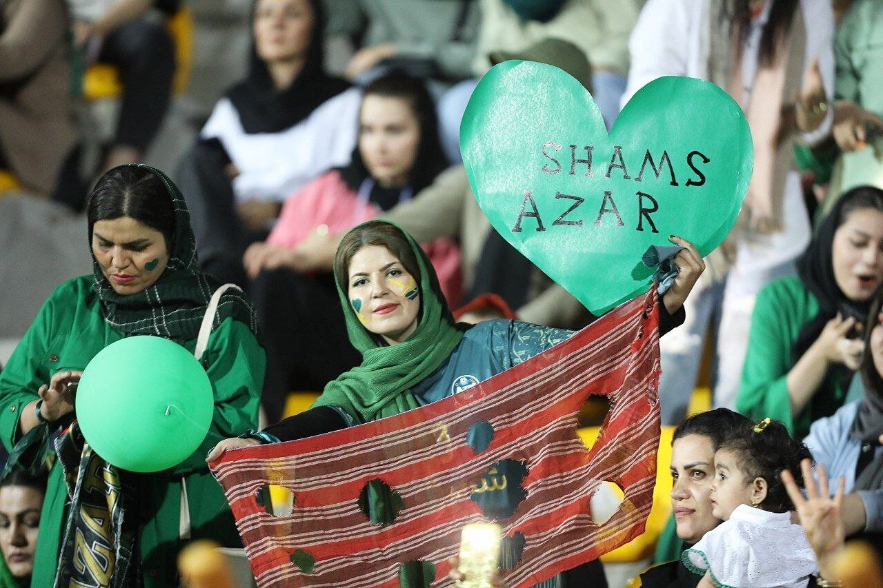 عکس| کری دختر قزوینی برای پرسپولیسیها با لنگ! عکس| کری دختر قزوینی برای پرسپولیسیها با لنگ!