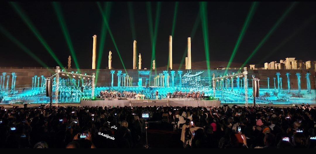 اولین قاب از کنسرت علیرضا قربانی در تخت جمشید