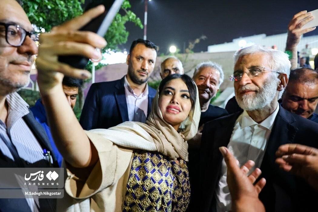 عکس | تصویر خبرگزاری فارس از سلفی سعید جلیلی با یک دختر جوان در یزد