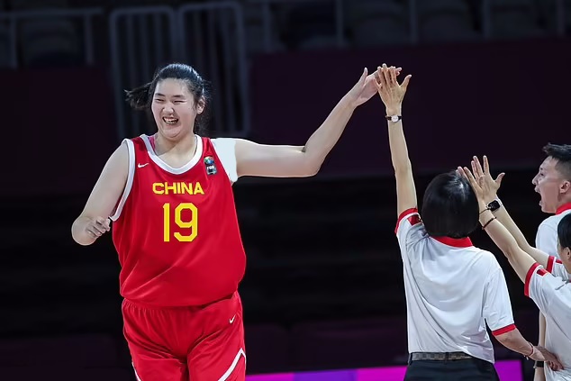 پدیده بسکتبال زنان چین با ۲ متر و ۲۰ سانتیمتر قد که توجهات را به خود جلب کرده است پدیده بسکتبال زنان چین با ۲ متر و ۲۰ سانتیمتر قد که توجهات را به خود جلب کرده است