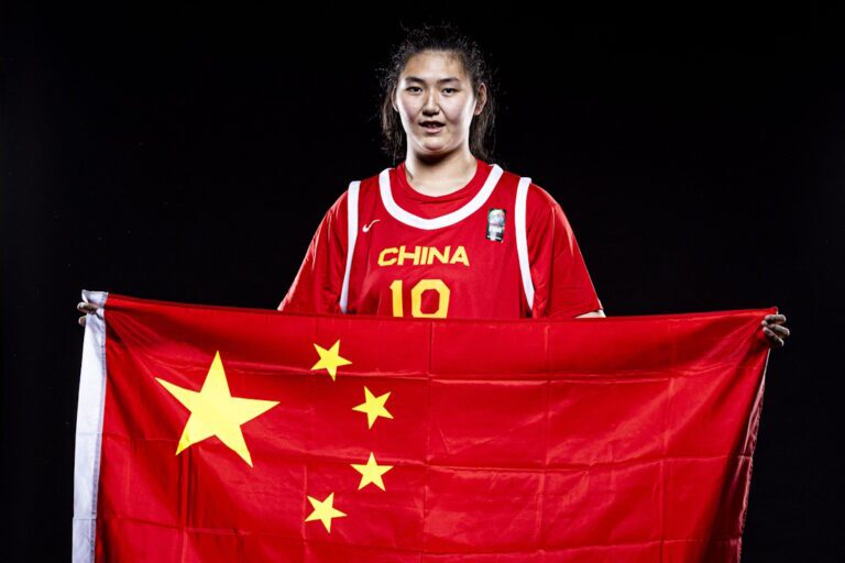 پدیده بسکتبال زنان چین با ۲ متر و ۲۰ سانتیمتر قد که توجهات را به خود جلب کرده است پدیده بسکتبال زنان چین با ۲ متر و ۲۰ سانتیمتر قد که توجهات را به خود جلب کرده است