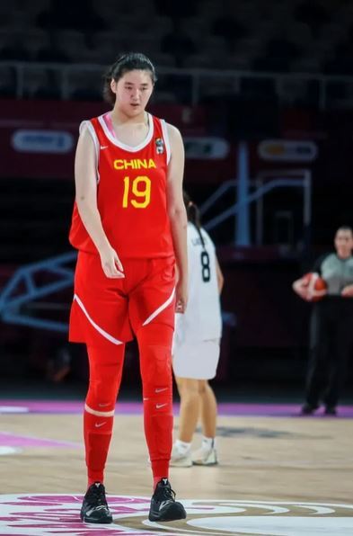 پدیده بسکتبال زنان چین با ۲ متر و ۲۰ سانتیمتر قد که توجهات را به خود جلب کرده است پدیده بسکتبال زنان چین با ۲ متر و ۲۰ سانتیمتر قد که توجهات را به خود جلب کرده است