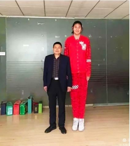 پدیده بسکتبال زنان چین با ۲ متر و ۲۰ سانتیمتر قد که توجهات را به خود جلب کرده است پدیده بسکتبال زنان چین با ۲ متر و ۲۰ سانتیمتر قد که توجهات را به خود جلب کرده است