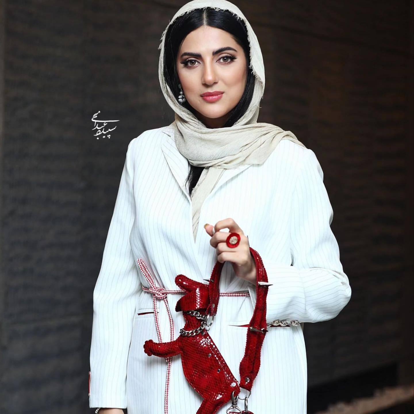 بازیگر تلویزیون با یک تیپ عجیب خودنمایی کرد