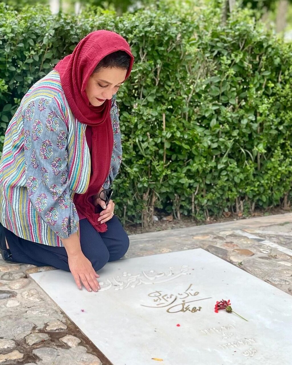 (عکس) خانم بازیگر بر سر مزار استاد شجریان