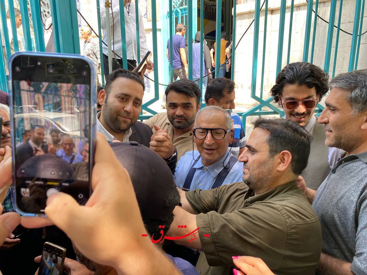 عکس | صادق زیباکلام در حسینیه ارشاد رای داد