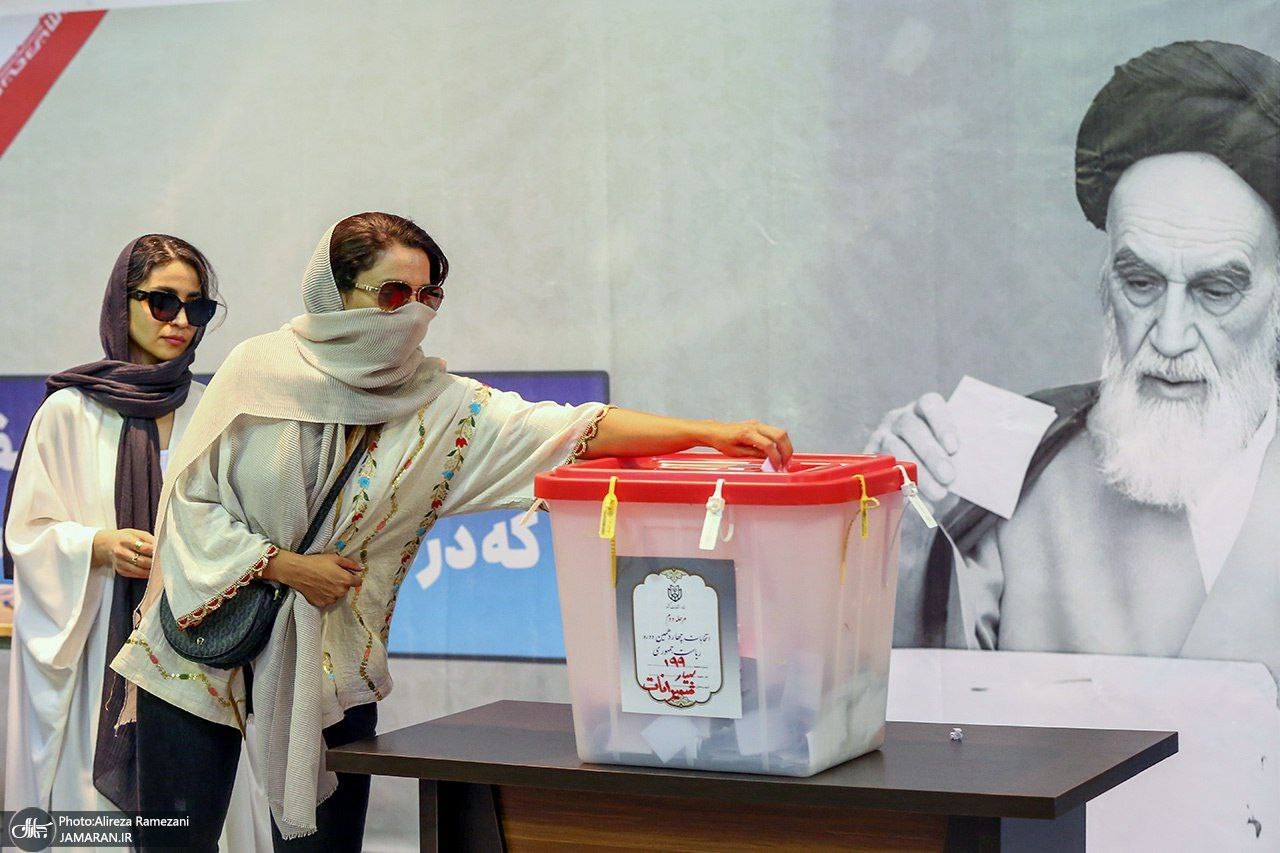 عکس خاص دو دختر پای صندوق رای خبرساز شد