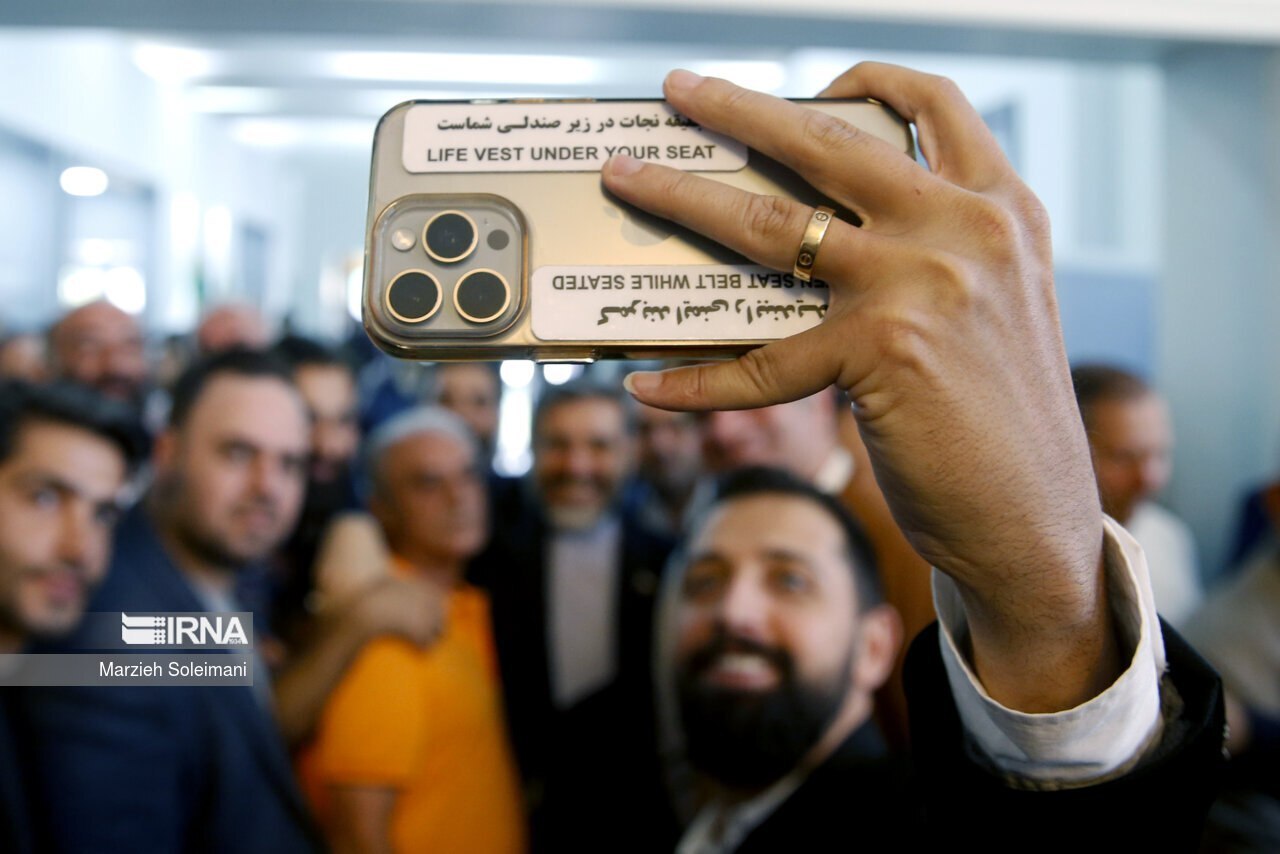 قاب گوشی محسن افشانی هنگام رأی دادن جلب‌توجه کرد