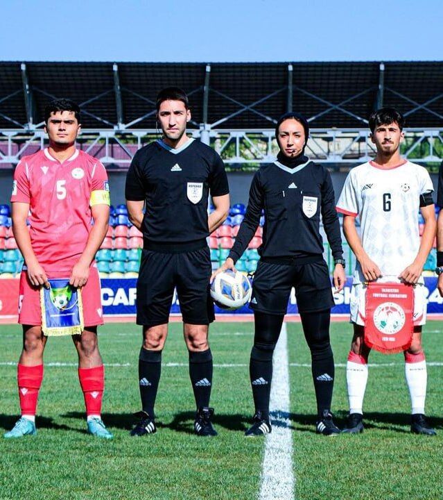 عکس| لحظه تاریخی برای فوتبال ایران؛ قضاوت داور زن برای مردان