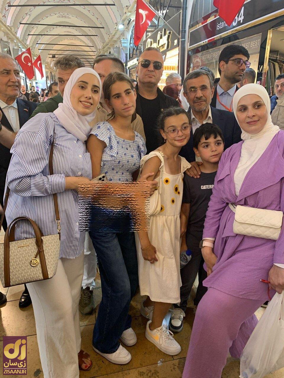 پشت پرده سفر احمدی‌نژاد به ترکیه؛ چرا احمدی‌نژاد با زنان نیمه‌برهنه عکس گرفت؟ 