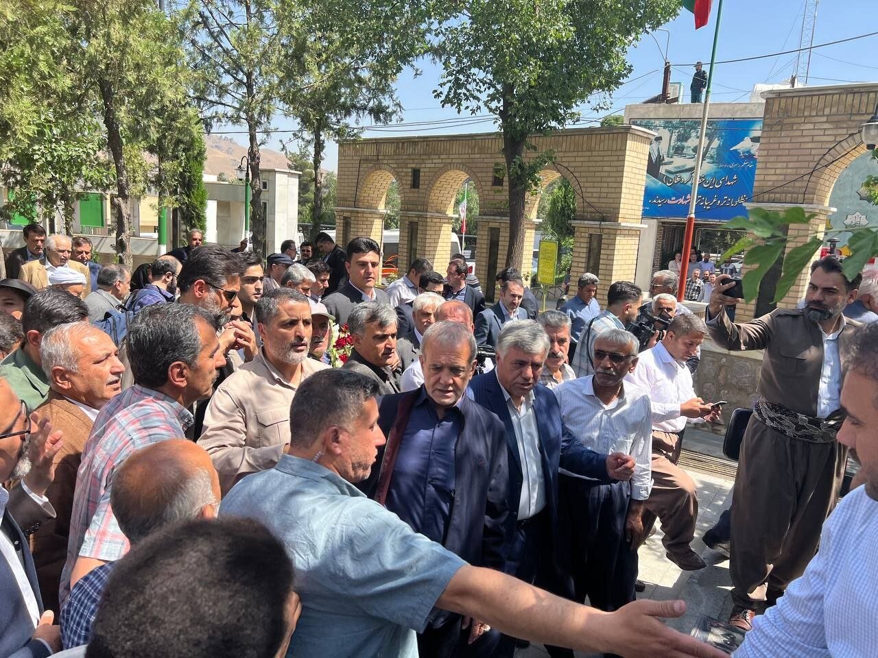 عکسی از مسعود پزشکیان بر سر مزار آیدا و آروین در سنندج