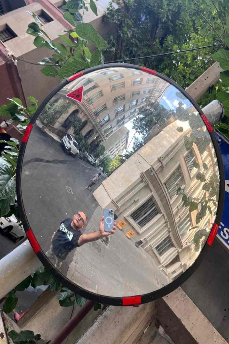 عکس| سلفی متفاوت و خلاقانه رامبد جوان وسط خیابان