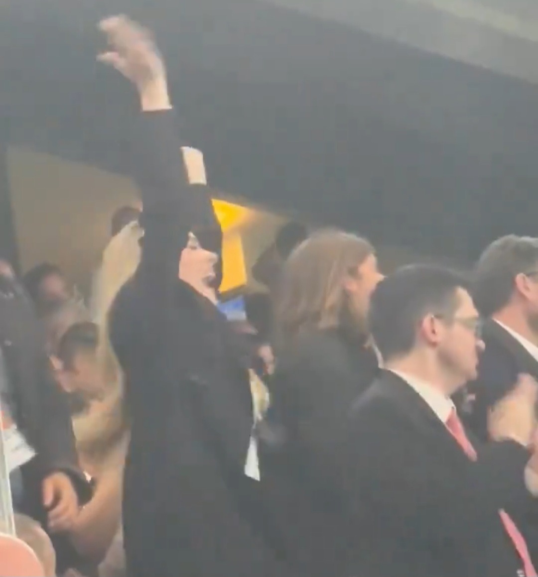 (تصاویر) خواننده مشهور انگلیسی و محبوب ایرانیها تماشاگر ویژه دیدار انگلیس و هلند (تصاویر) خواننده مشهور انگلیسی و محبوب ایرانیها تماشاگر ویژه دیدار انگلیس و هلند