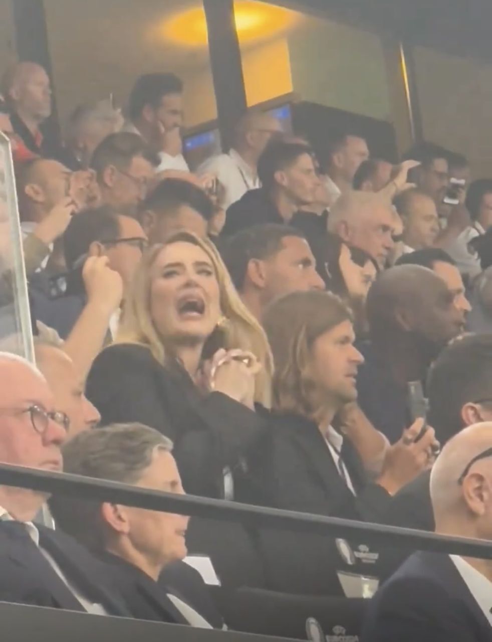 (تصاویر) خواننده مشهور انگلیسی و محبوب ایرانیها تماشاگر ویژه دیدار انگلیس و هلند (تصاویر) خواننده مشهور انگلیسی و محبوب ایرانیها تماشاگر ویژه دیدار انگلیس و هلند