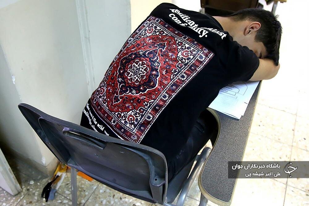 عکس | خوابیدن جالب کنکوری‌ها سر جلسه آزمون سراسری