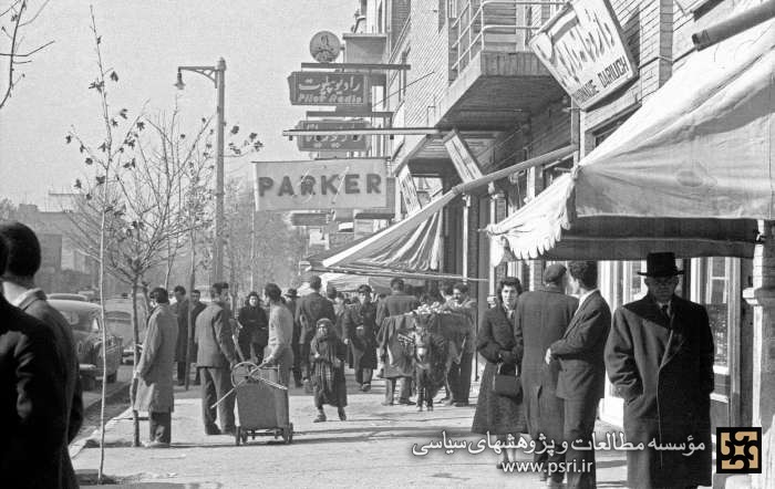 عکس| پوشش مردم تهران در یکی از خیابانهای شهر؛ ۷۵ سال قبل عکس| پوشش مردم تهران در یکی از خیابانهای شهر؛ ۷۵ سال قبل