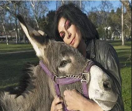 عکس| ازدواج وحشتناک این زن با یک الاغ عکس| ازدواج وحشتناک این زن با یک الاغ